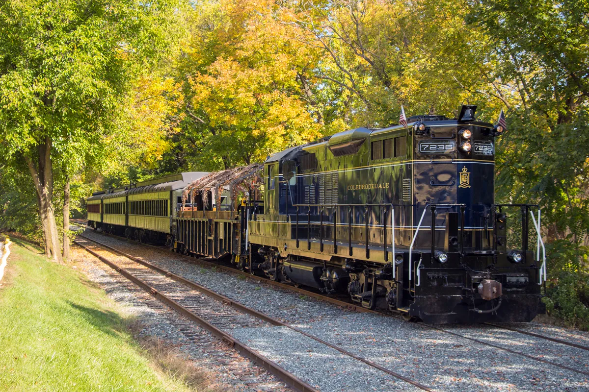 CRR_7236_Pottstown a train traveling down train tracks near a forest